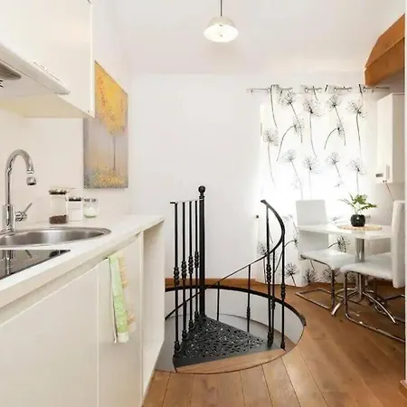 Cozy 3 Story House In Old Town