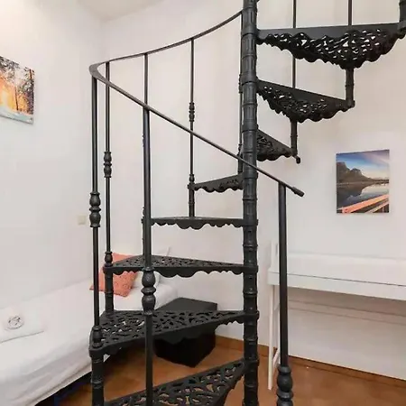 Cozy 3 Story House In Old Town *